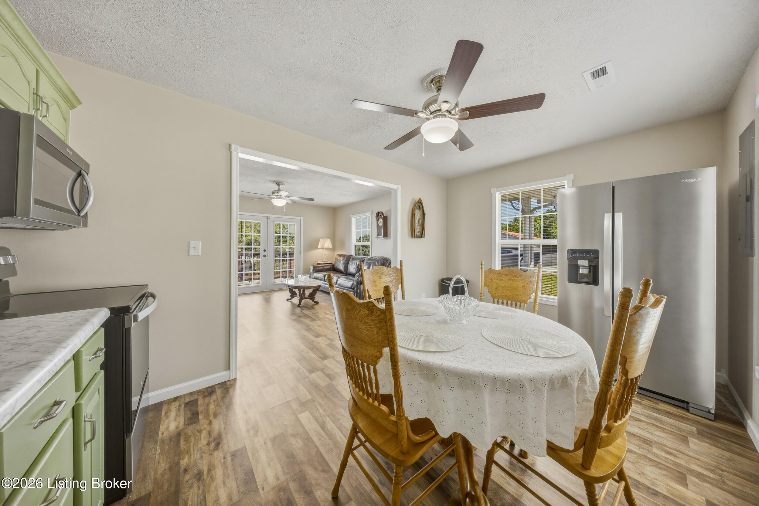 827 Lakeview Cir