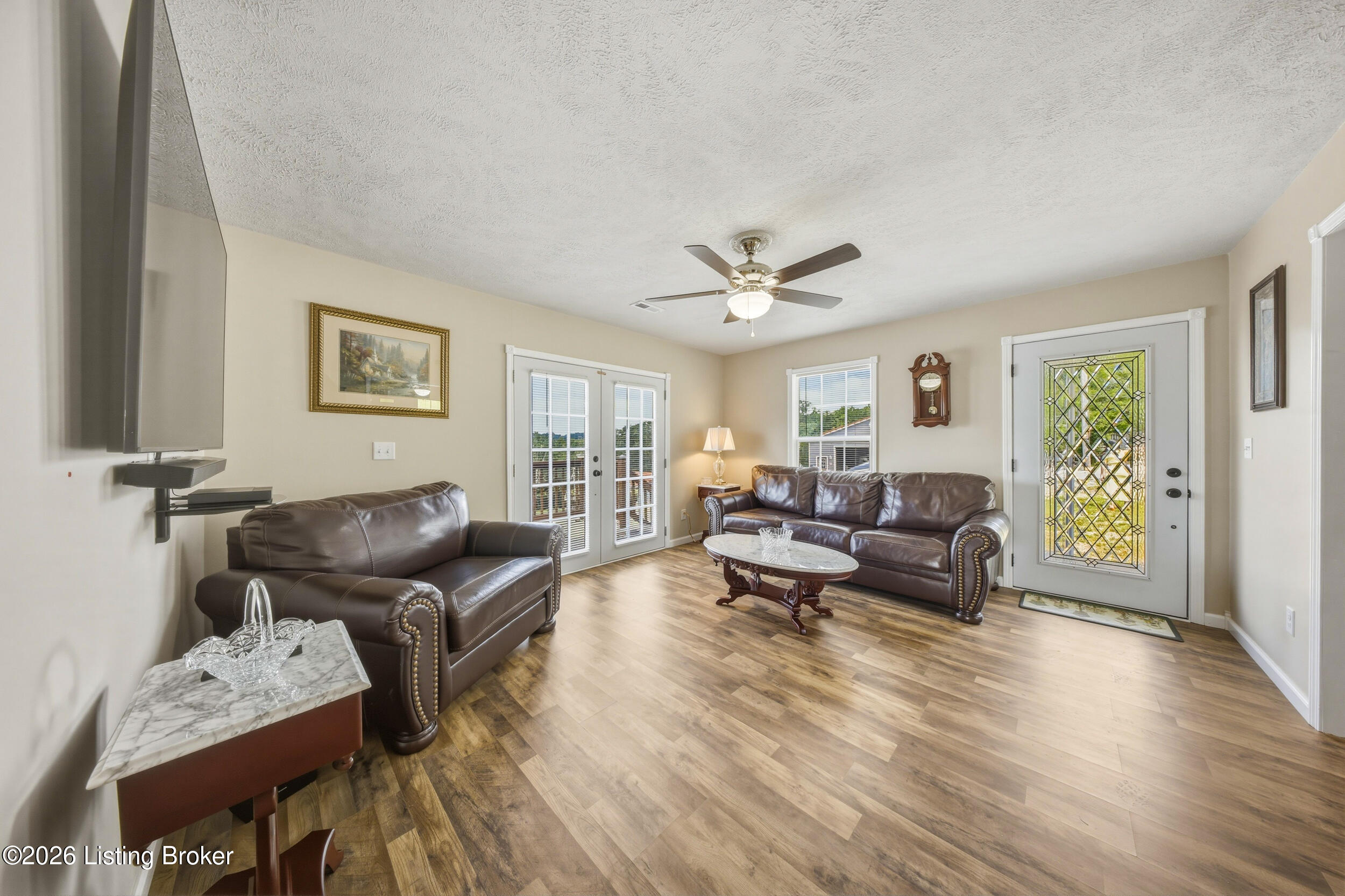 827 Lakeview Cir