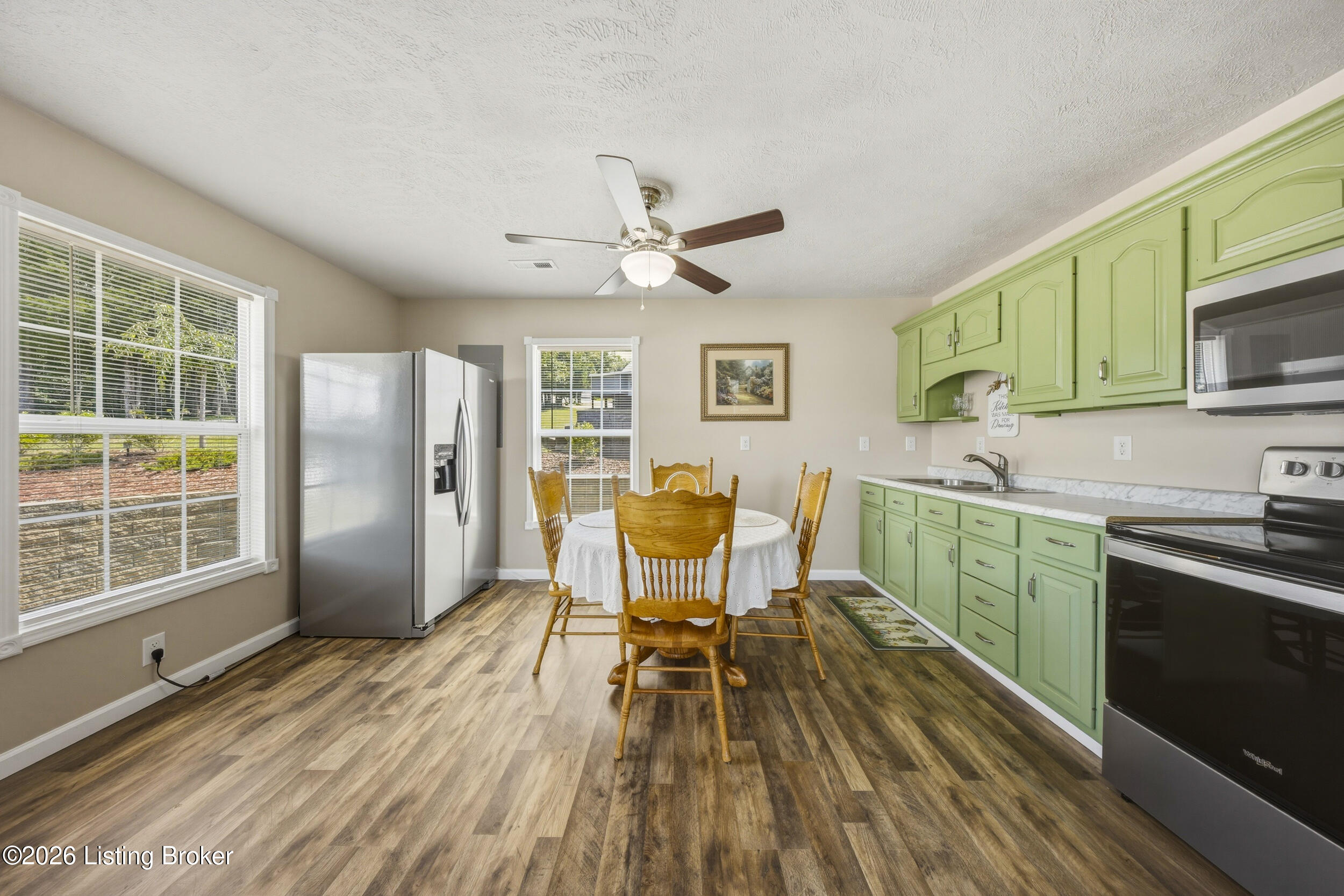 827 Lakeview Cir