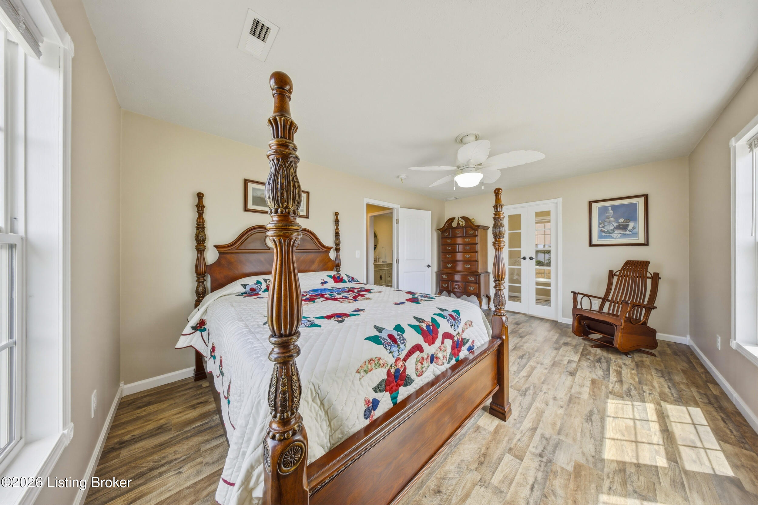 827 Lakeview Cir