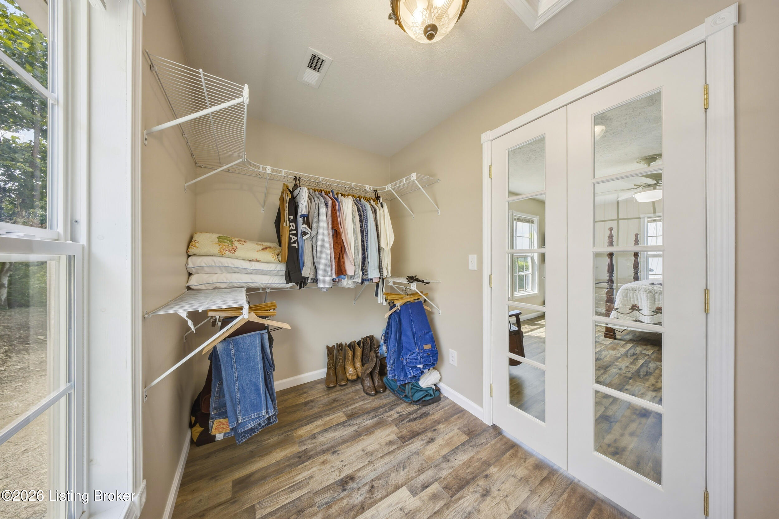 827 Lakeview Cir