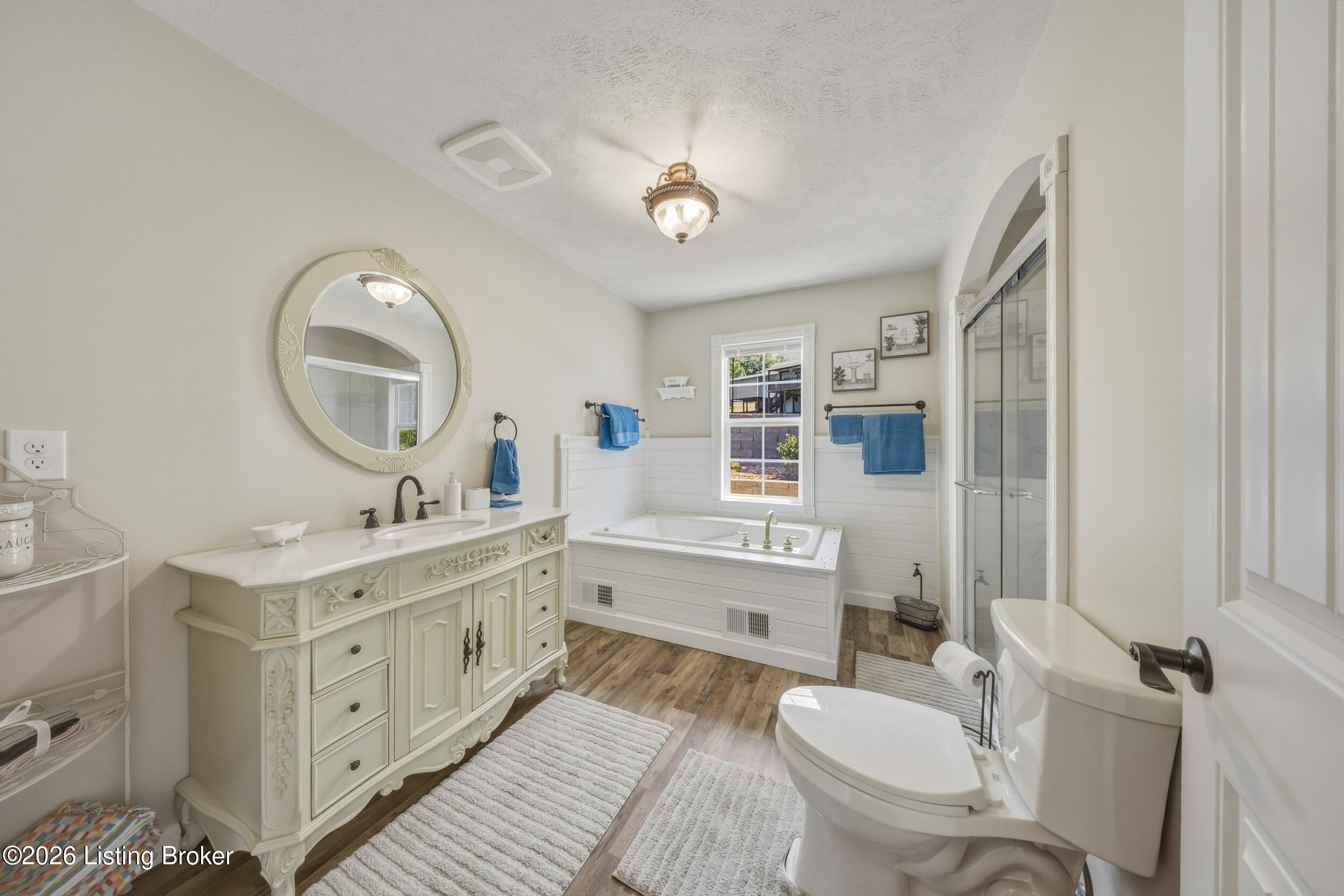 827 Lakeview Cir