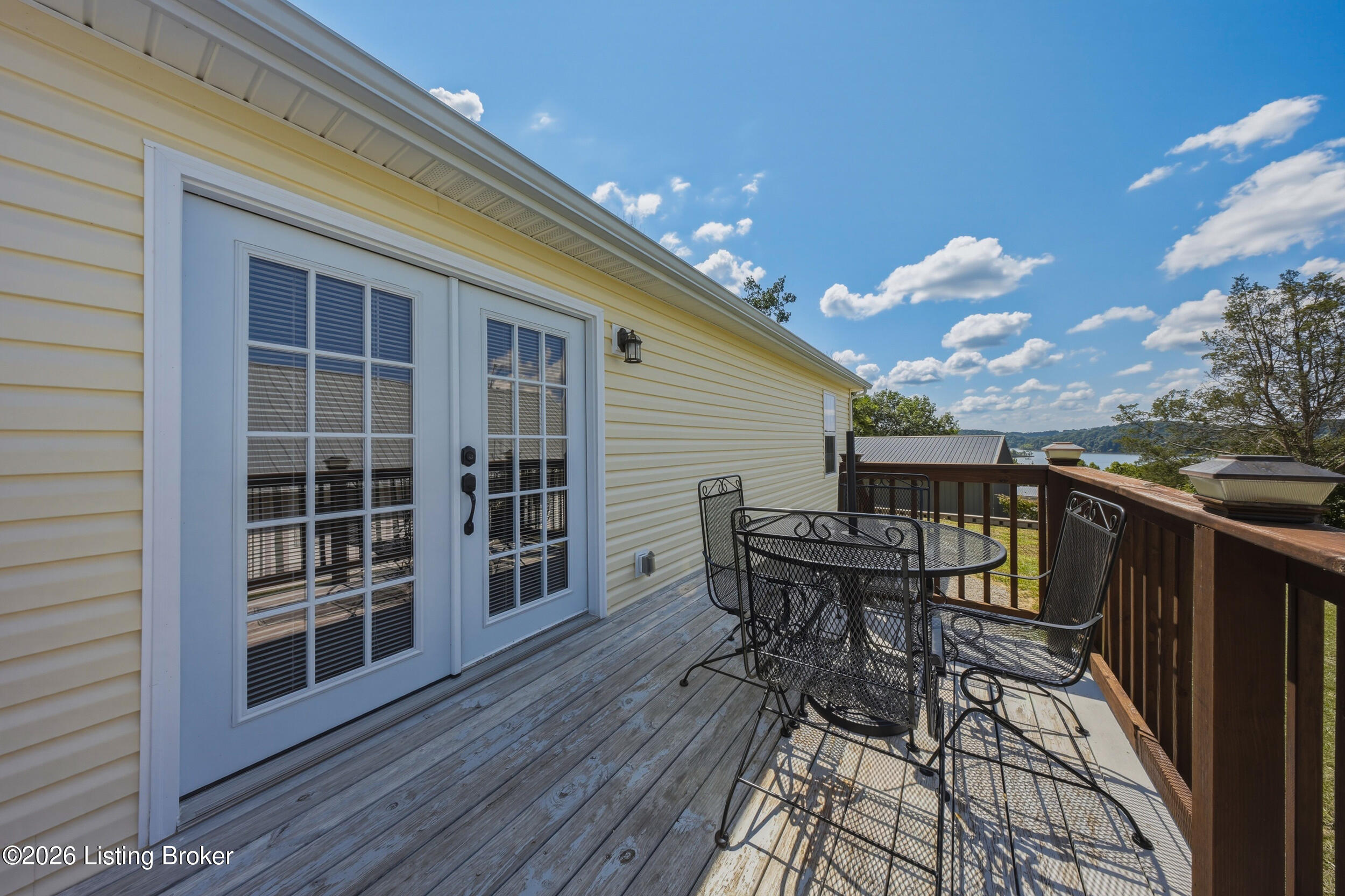 827 Lakeview Cir