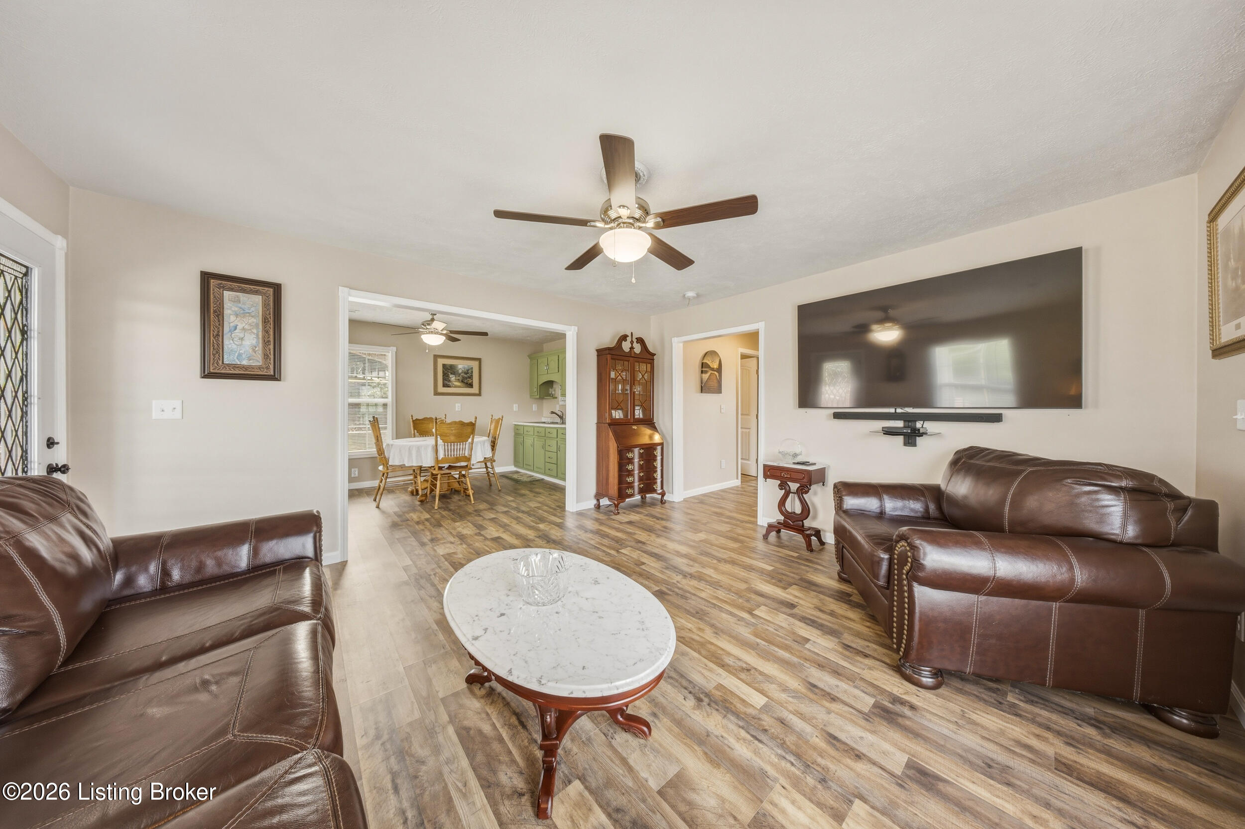 827 Lakeview Cir