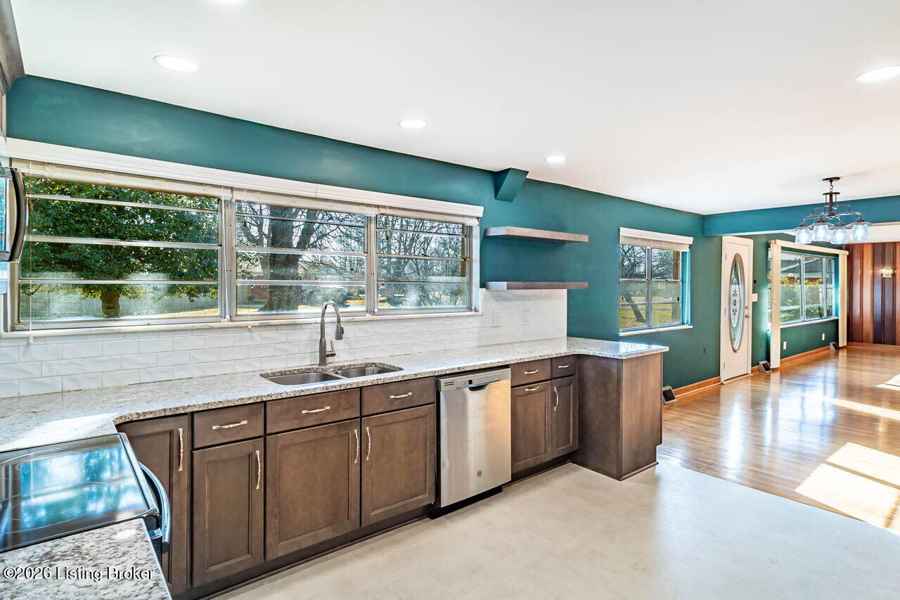5739 Dorinda Dr