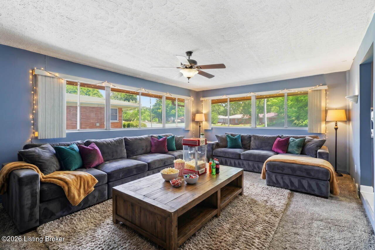 5739 Dorinda Dr