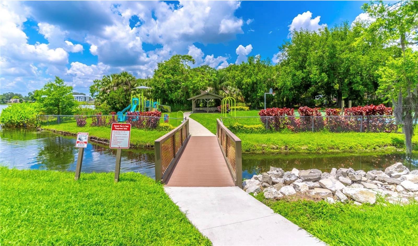 616 WOODRIDGE DR