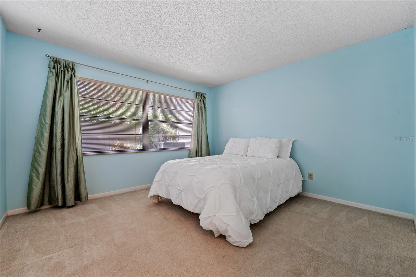 616 WOODRIDGE DR