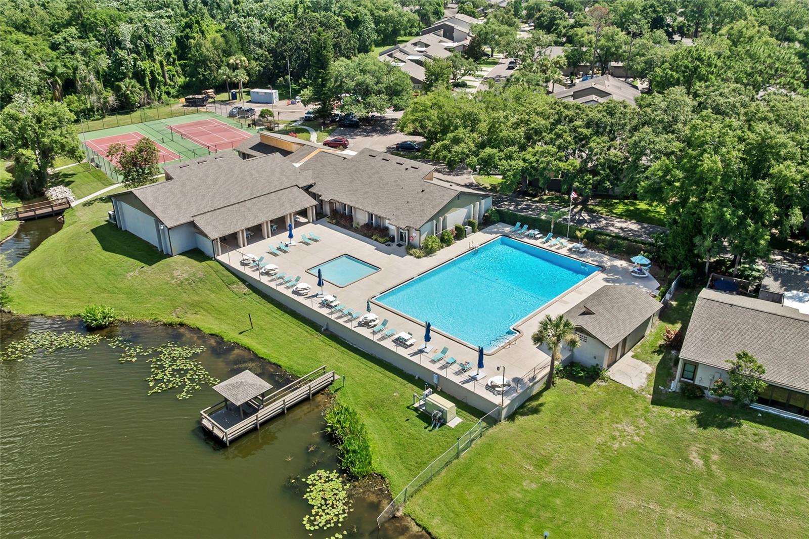 616 WOODRIDGE DR