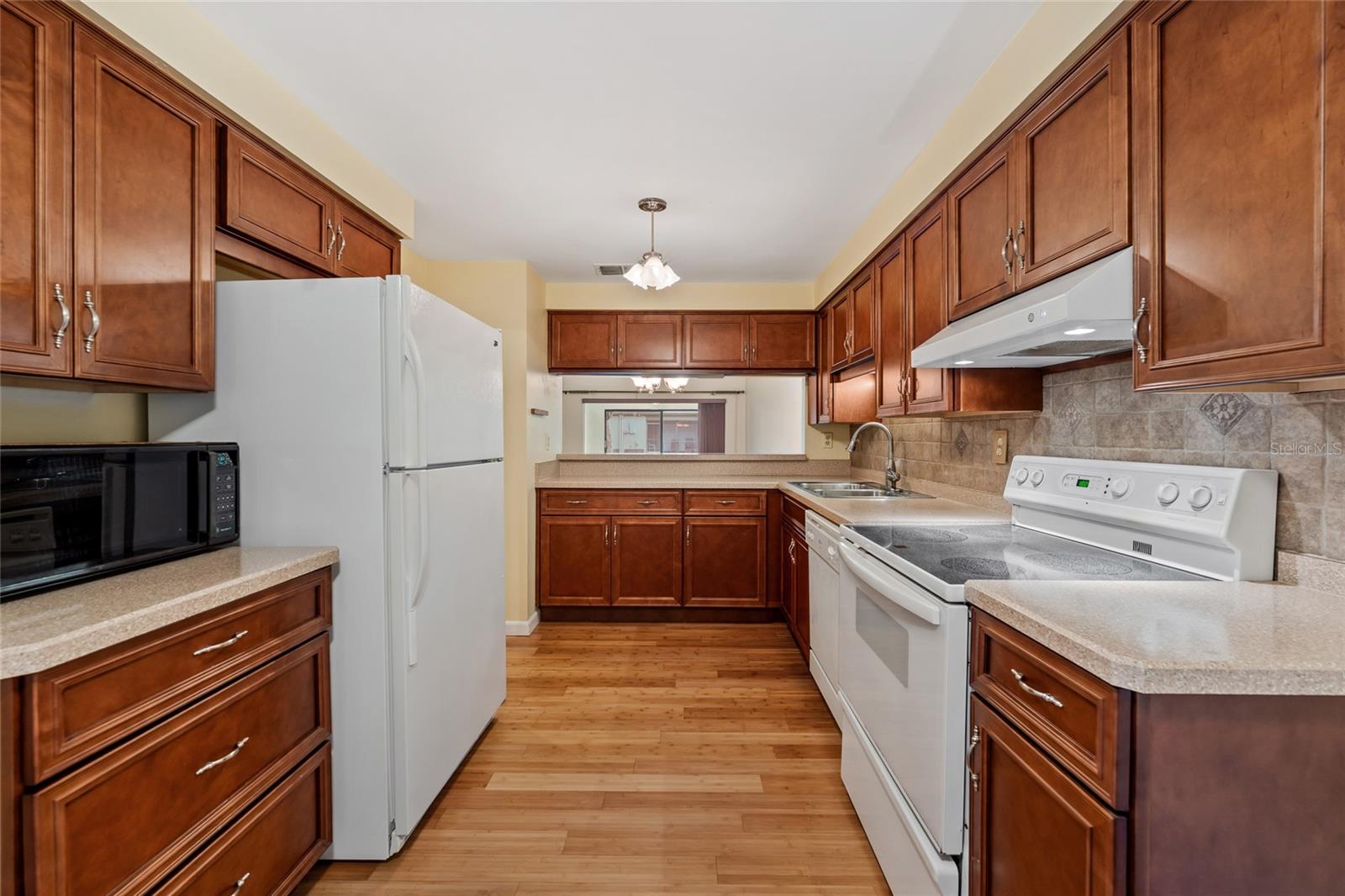 616 WOODRIDGE DR