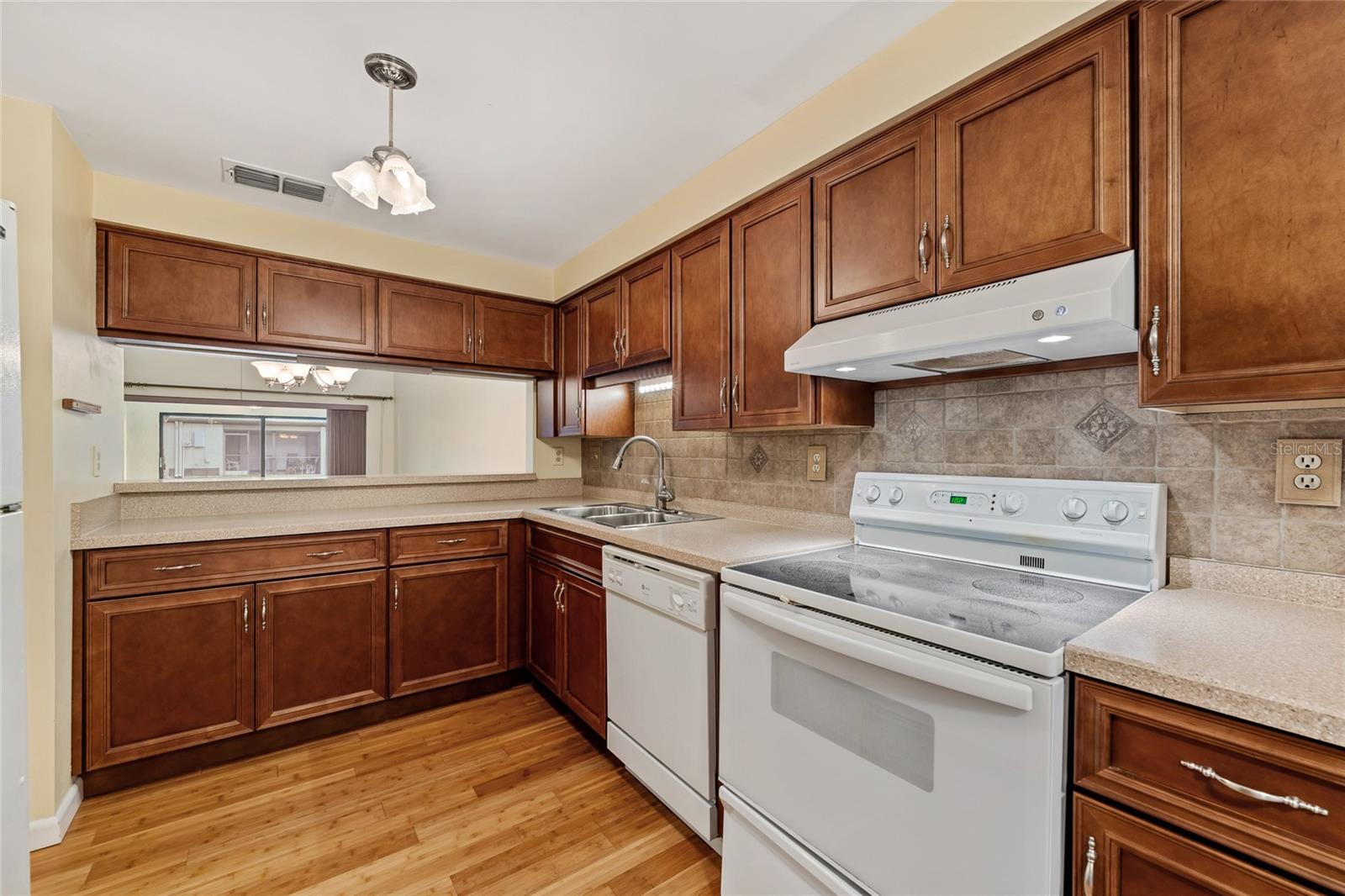616 WOODRIDGE DR