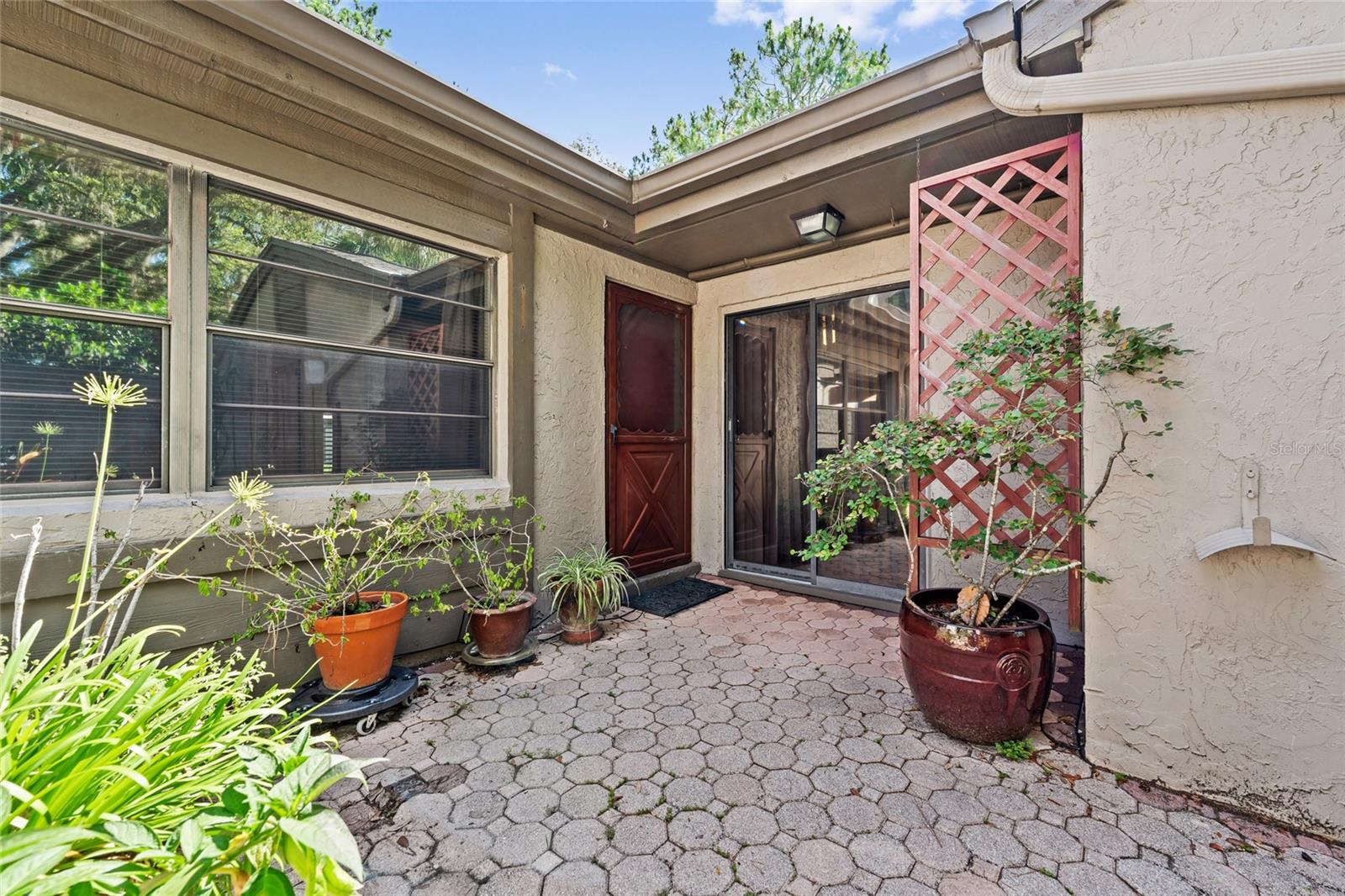 616 WOODRIDGE DR