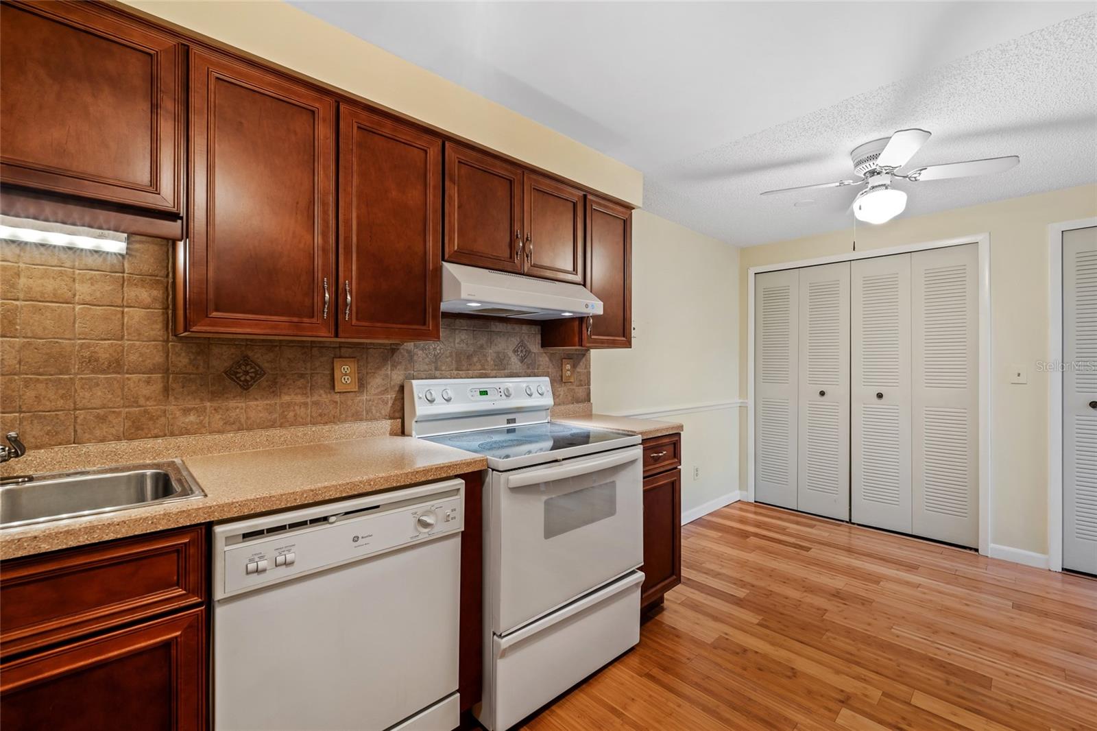 616 WOODRIDGE DR