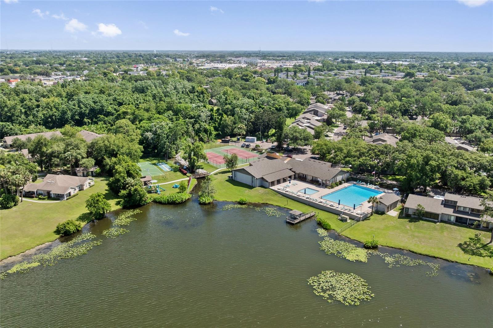 616 WOODRIDGE DR