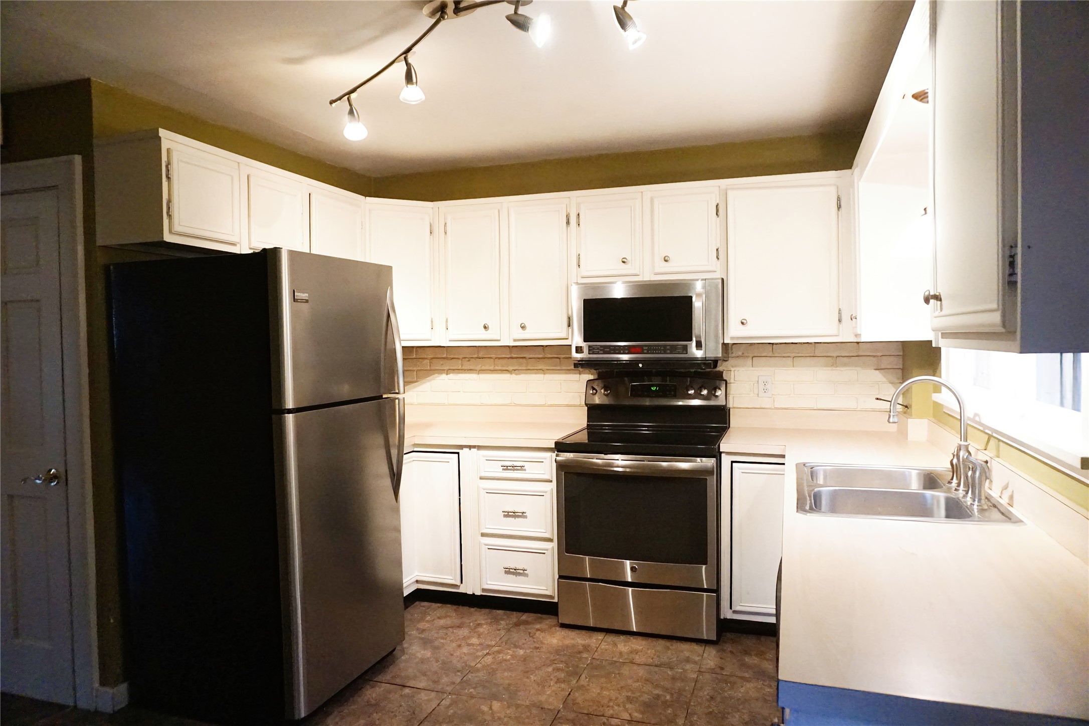 510 & 512 Woodford Avenue