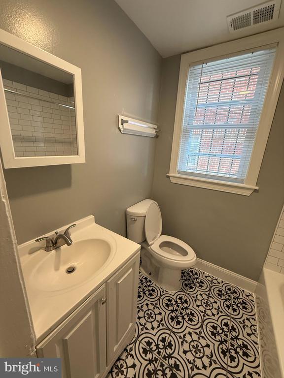 640 GIRARD STREET NE Unit: 1
