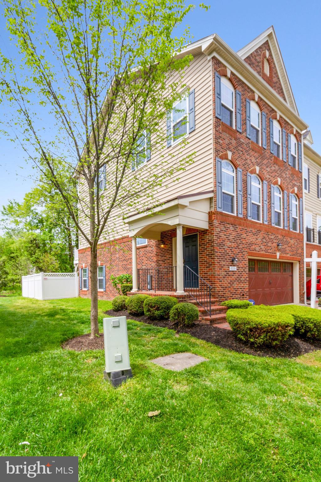 2221 CONGRESBURY PLACE