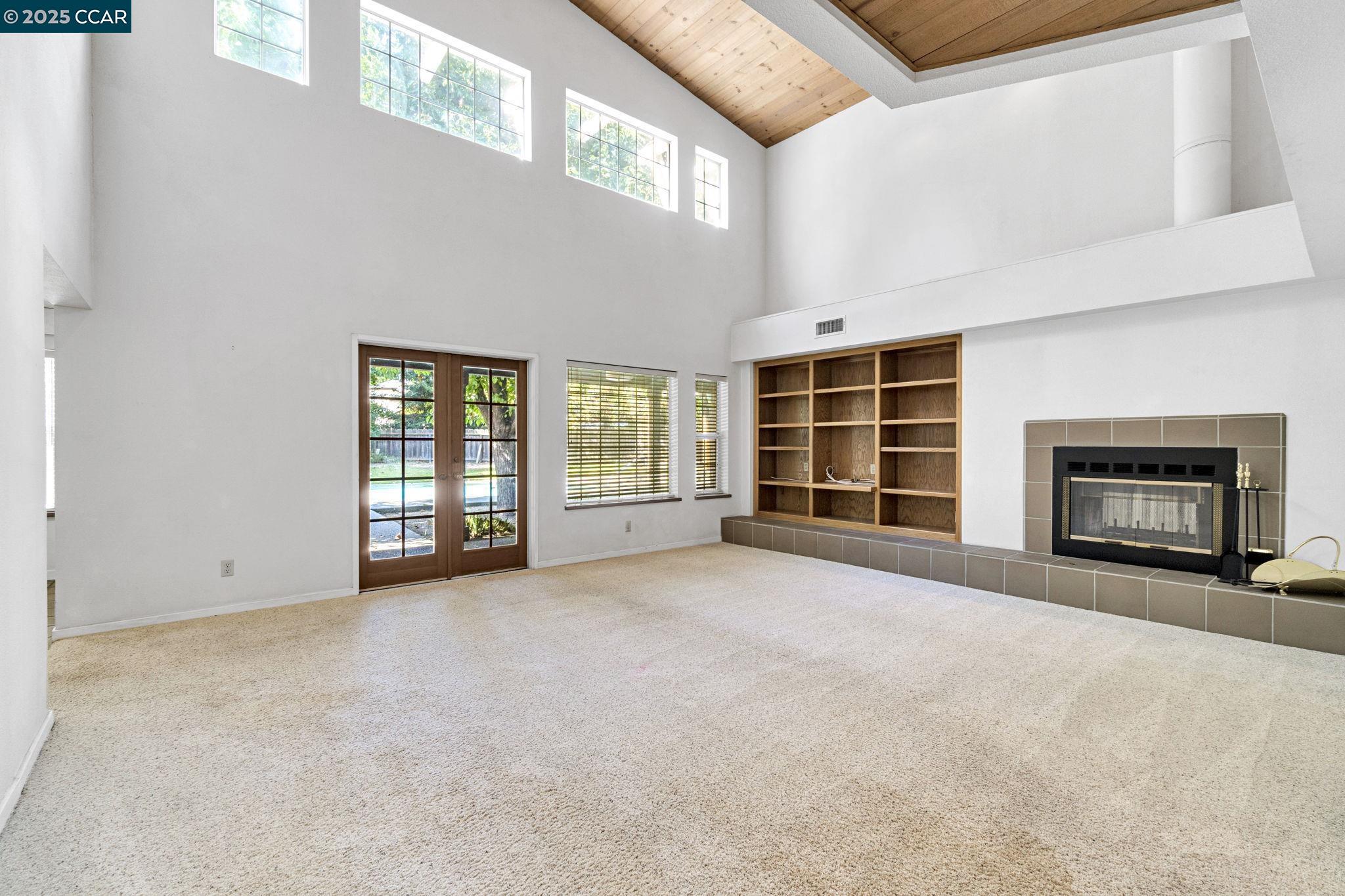 6743 N Dolores