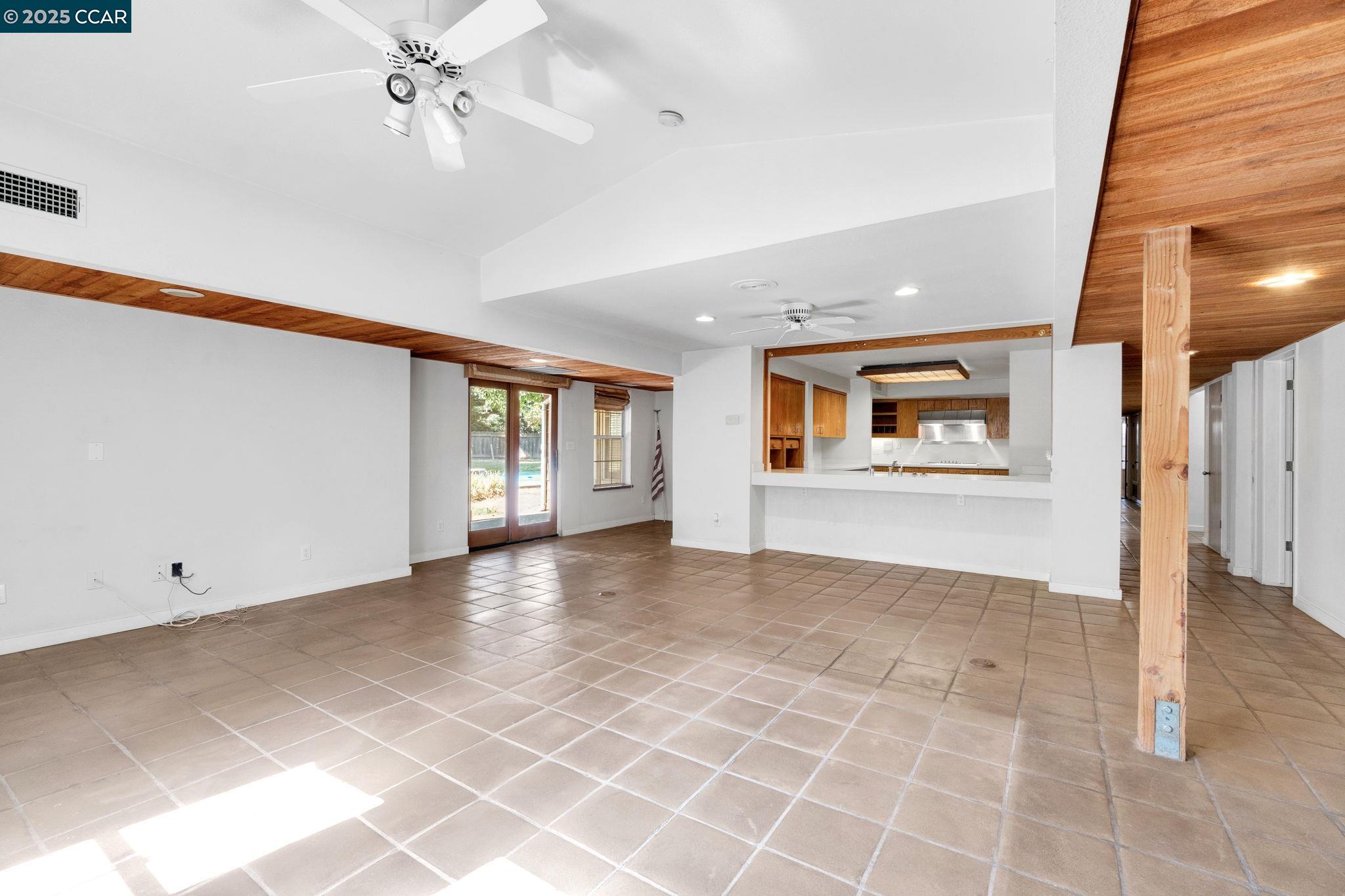 6743 N Dolores