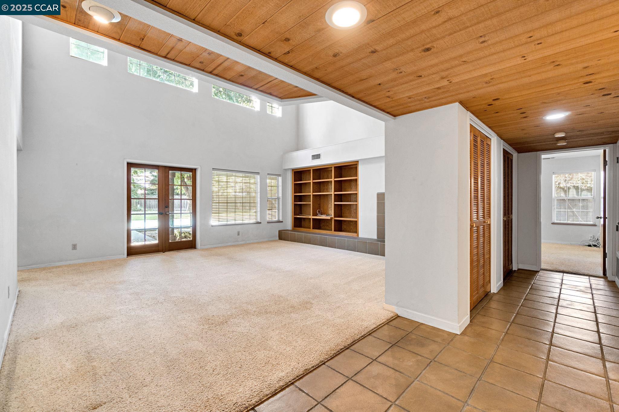 6743 N Dolores