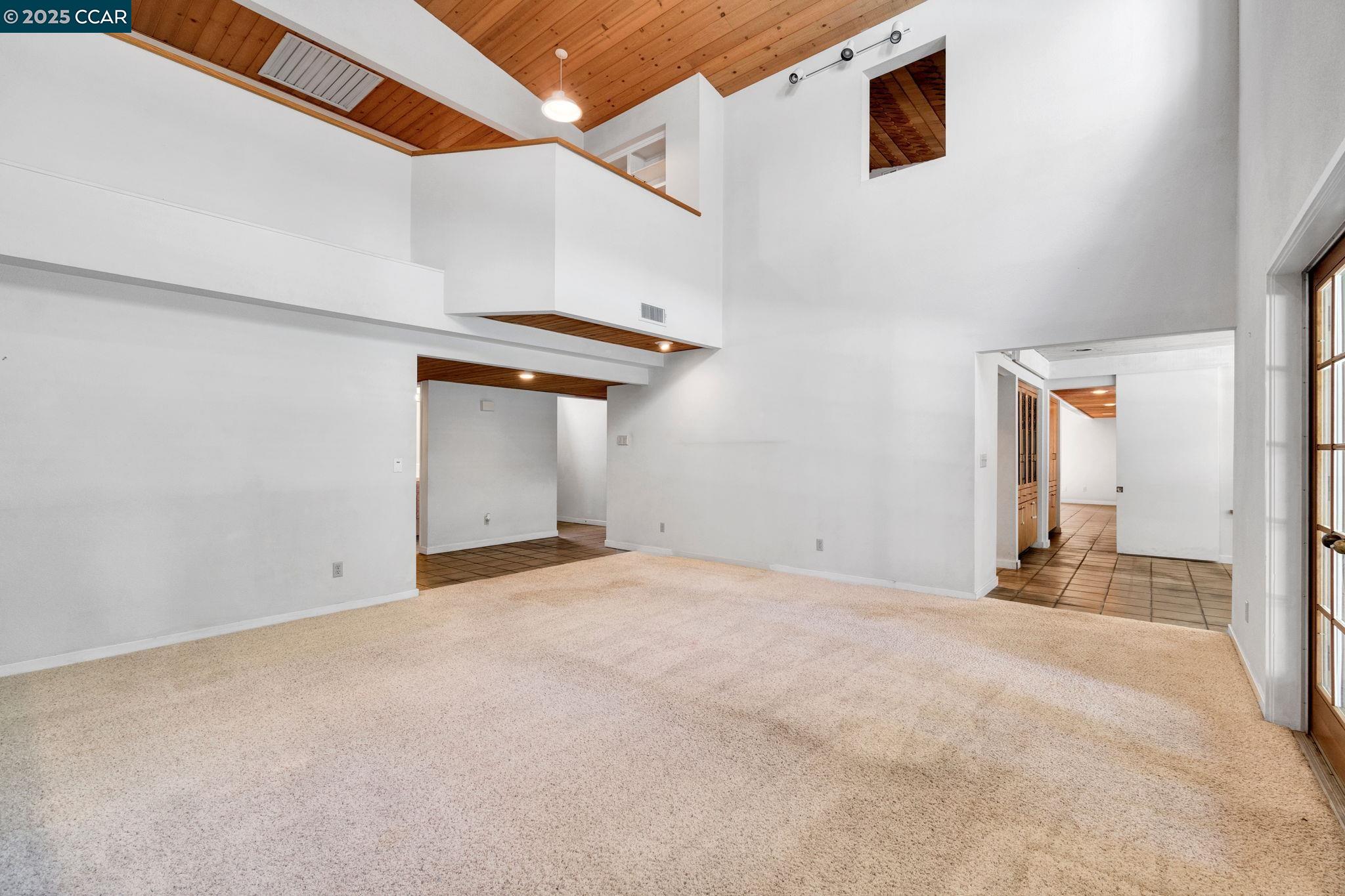 6743 N Dolores