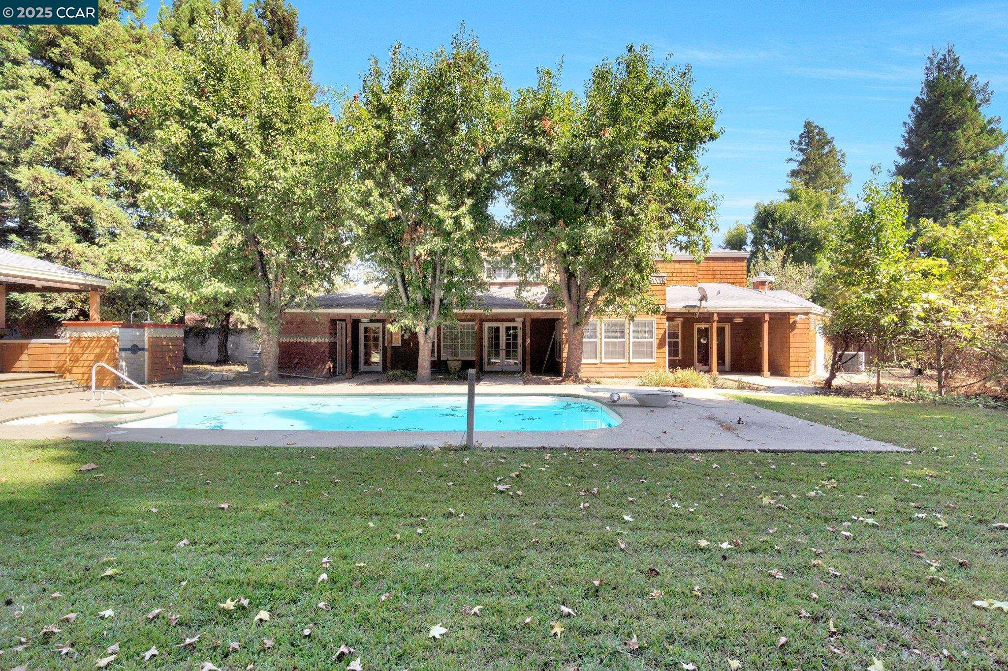 6743 N Dolores