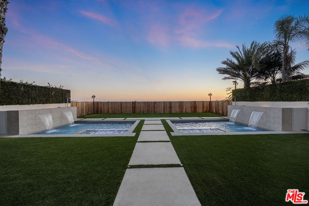 938 Palisades Beach Rd