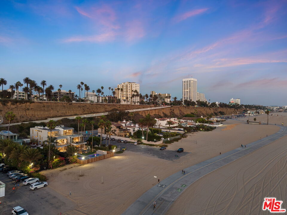 938 Palisades Beach Rd