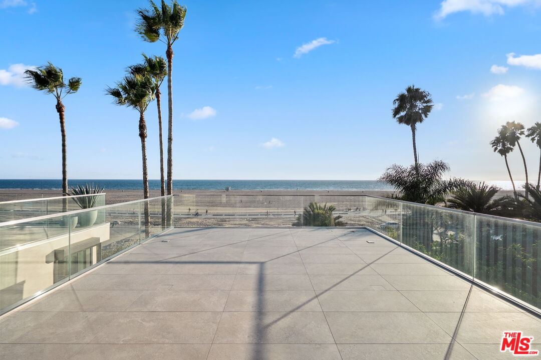 938 Palisades Beach Rd