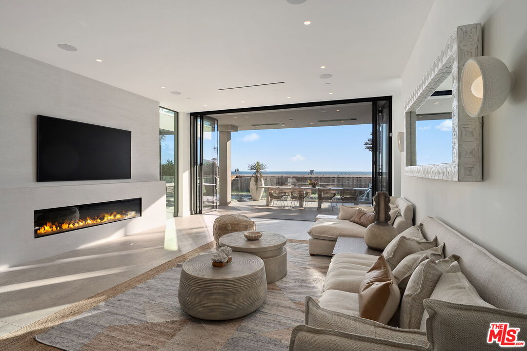 938 Palisades Beach Rd