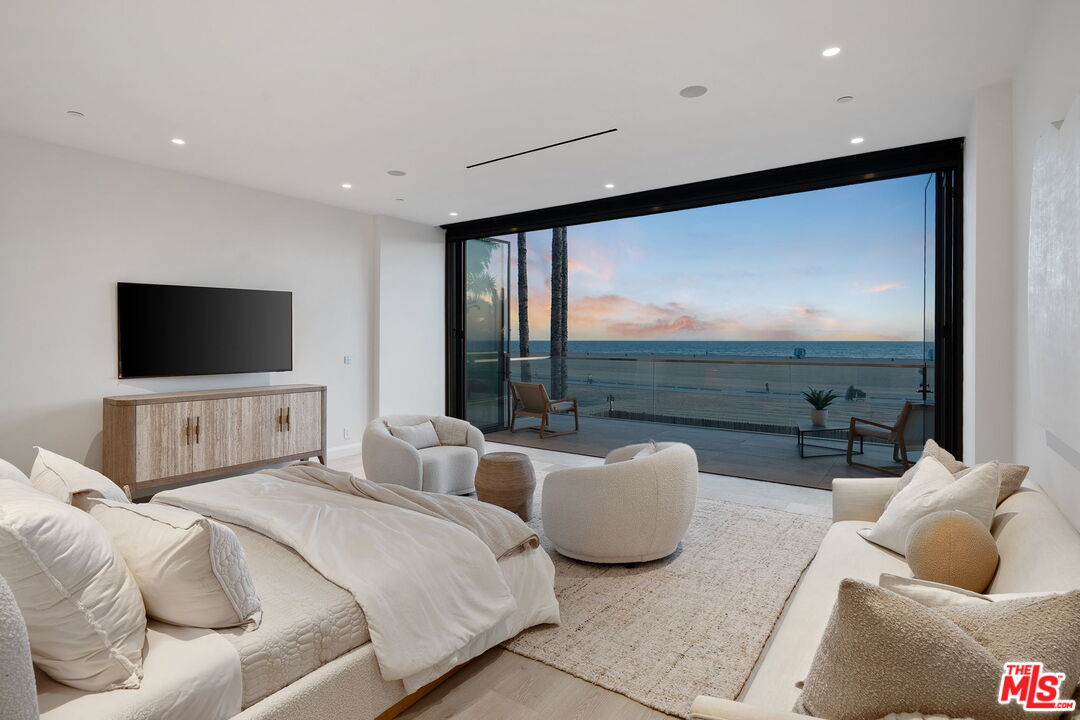 938 Palisades Beach Rd
