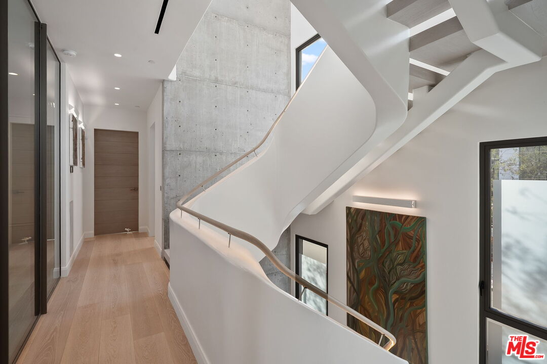 938 Palisades Beach Rd