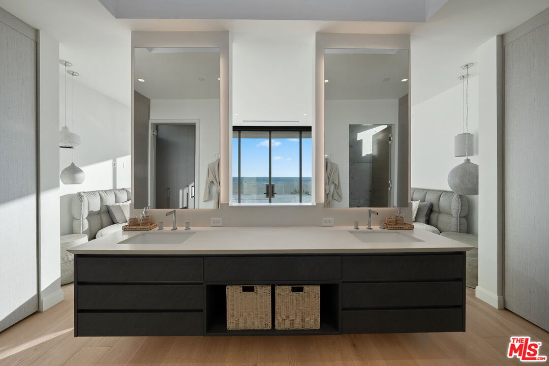 938 Palisades Beach Rd