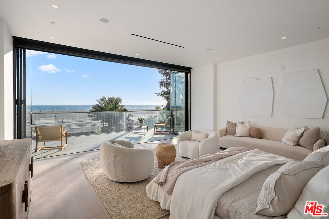 938 Palisades Beach Rd