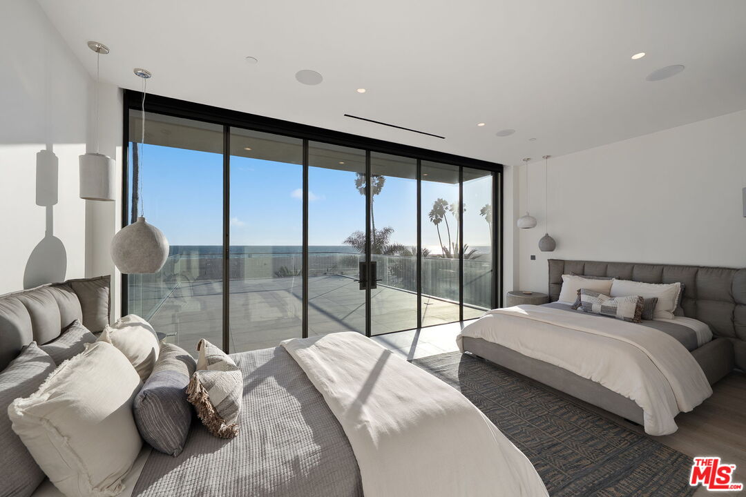 938 Palisades Beach Rd