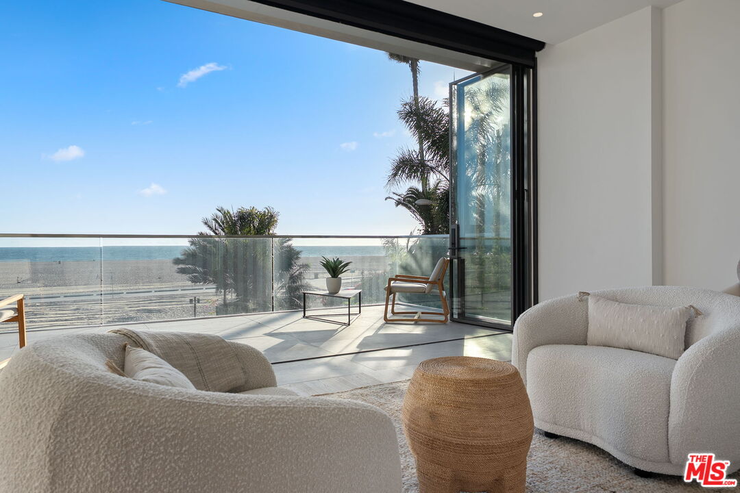 938 Palisades Beach Rd