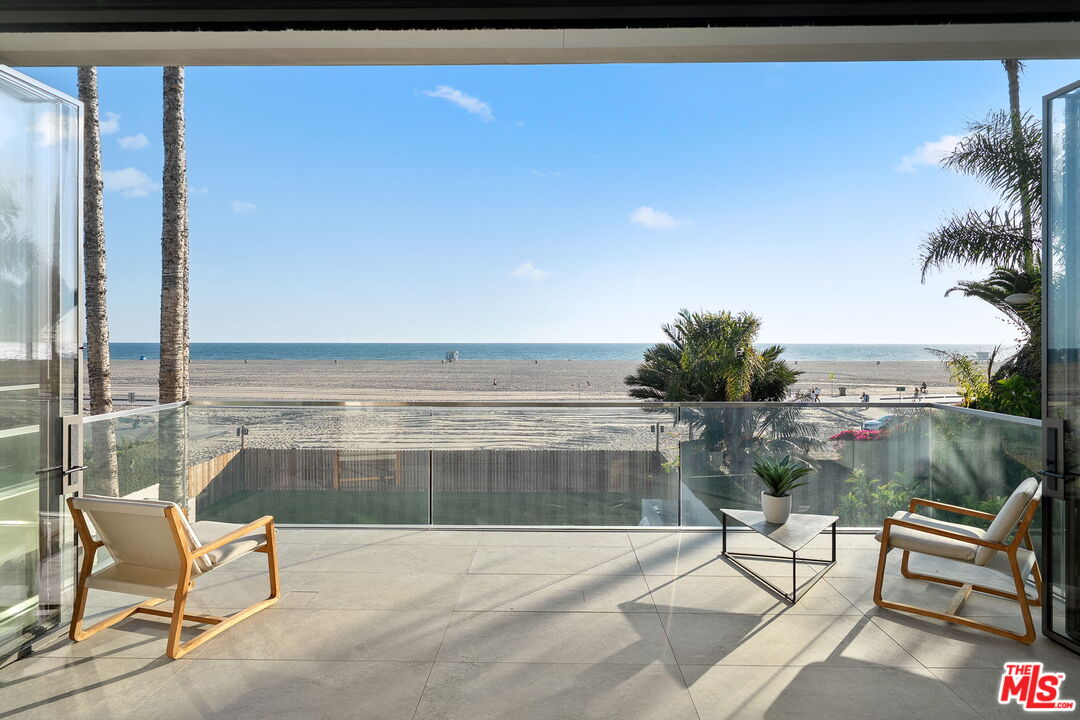 938 Palisades Beach Rd