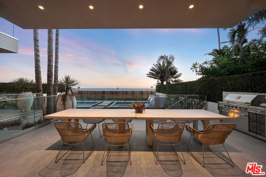 938 Palisades Beach Rd
