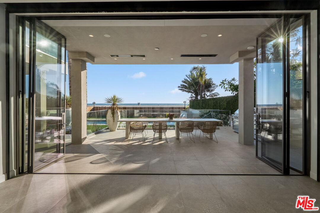 938 Palisades Beach Rd