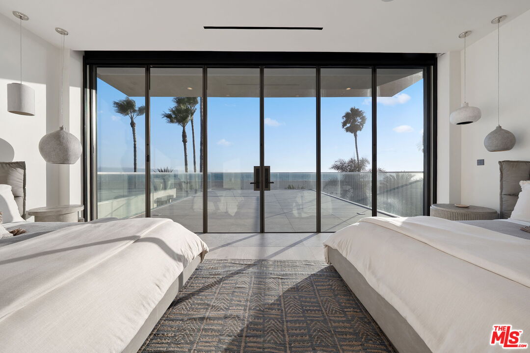 938 Palisades Beach Rd