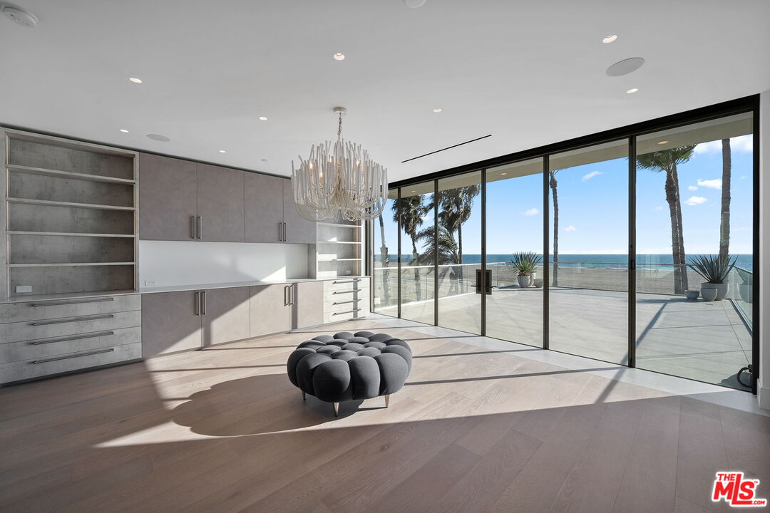 940 Palisades Beach Rd
