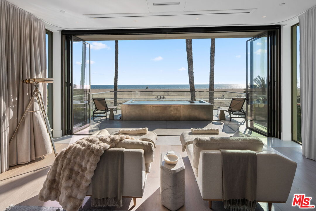 940 Palisades Beach Rd