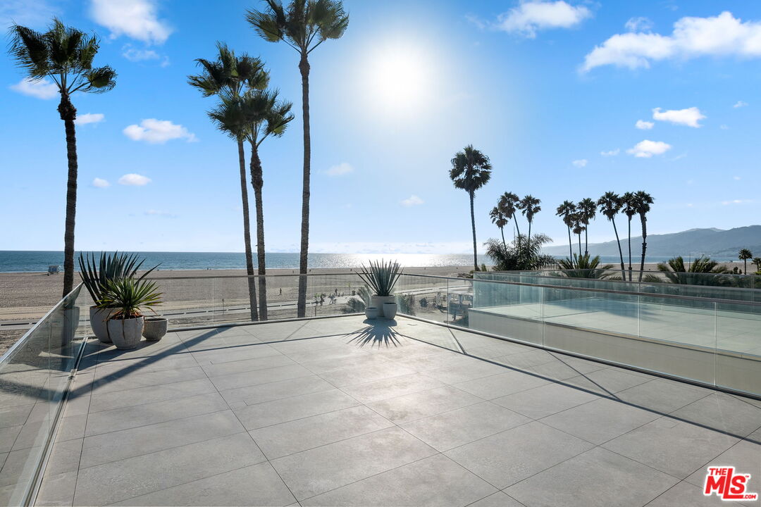940 Palisades Beach Rd