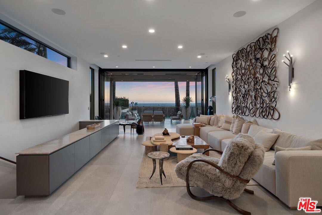 940 Palisades Beach Rd