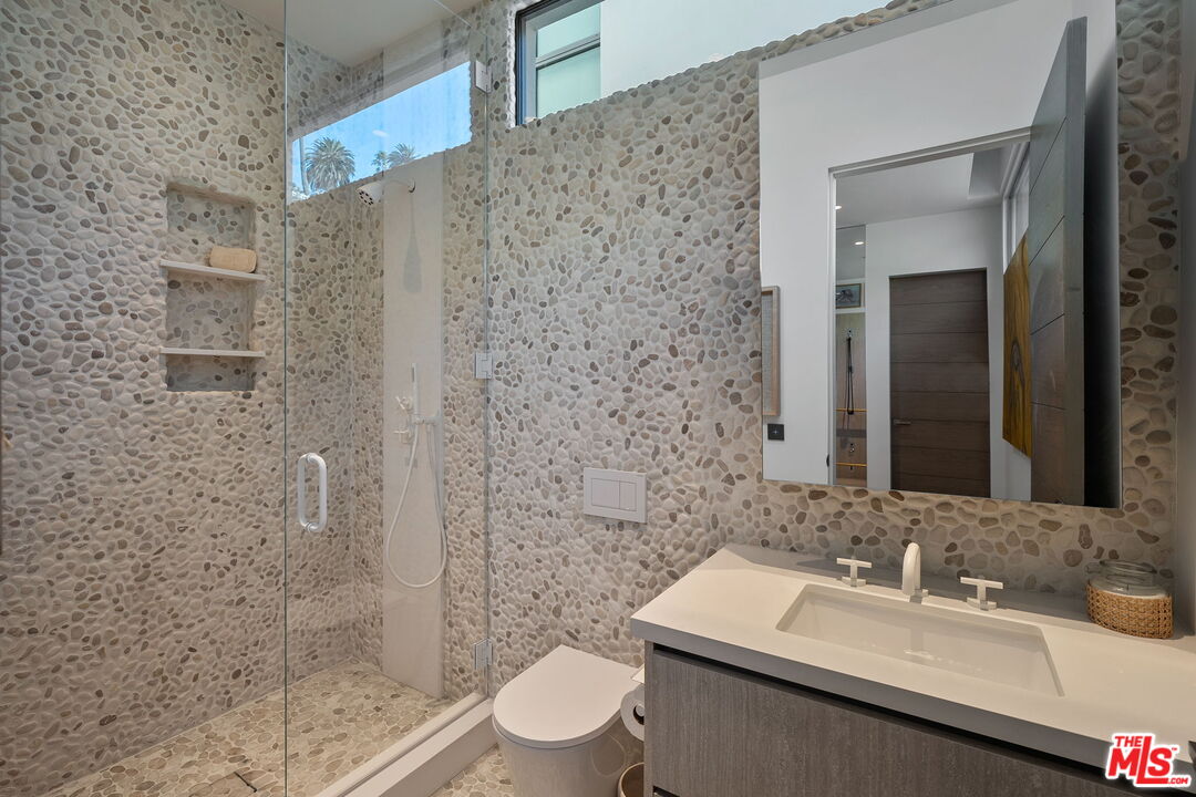 938 Palisades Beach Rd
