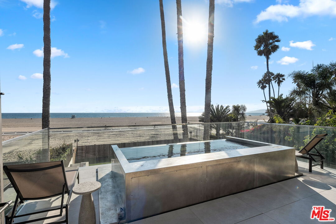 938 Palisades Beach Rd