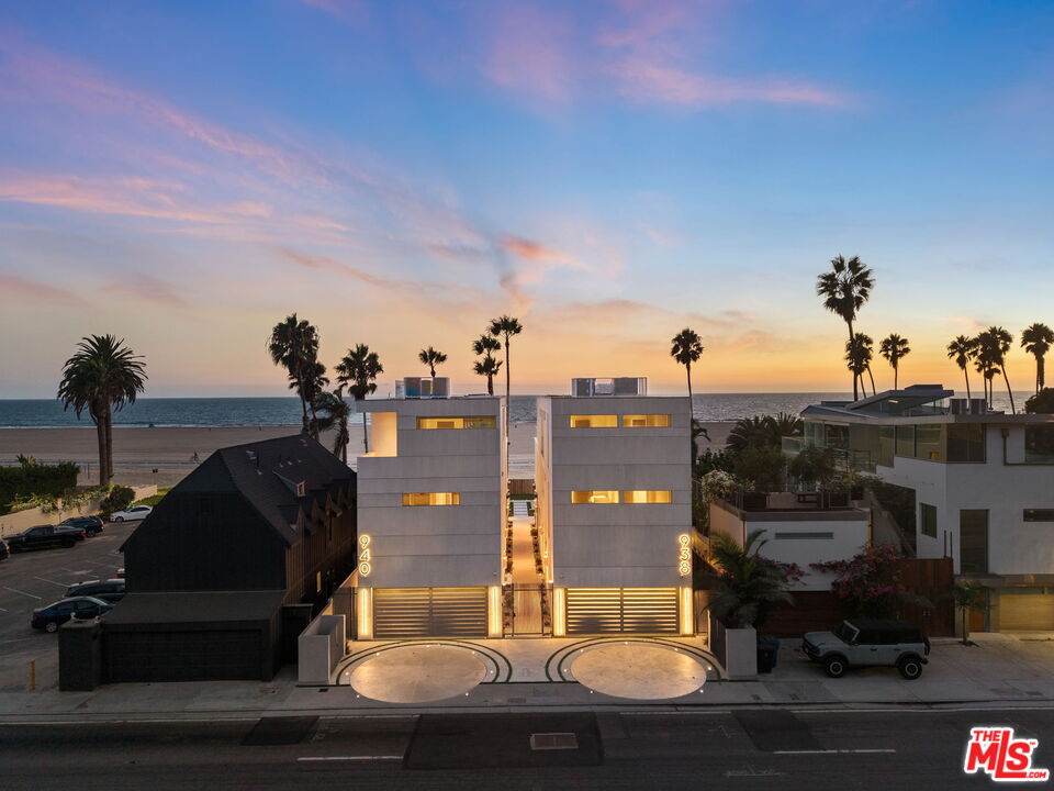938 Palisades Beach Rd