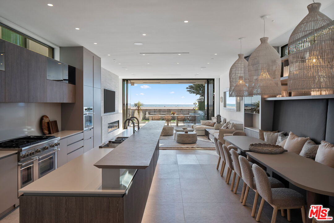 938 Palisades Beach Rd