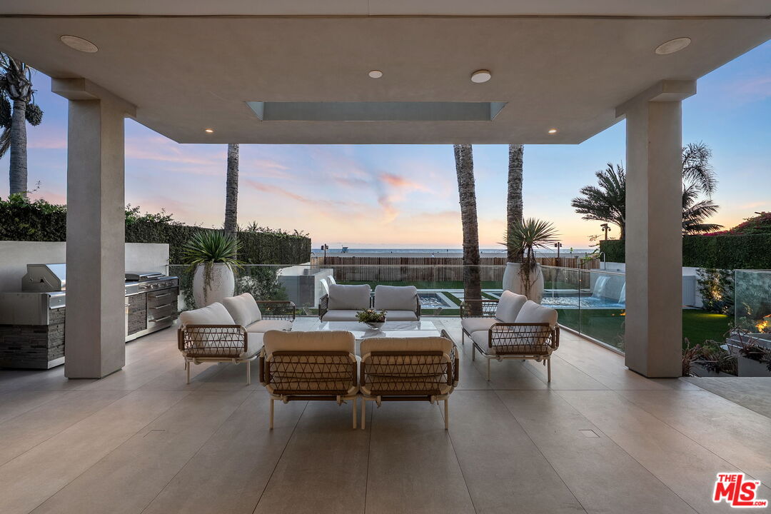 938 Palisades Beach Rd