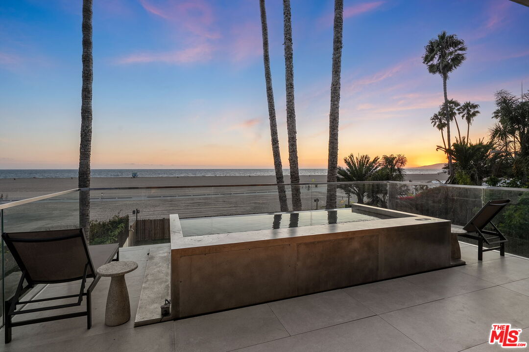 938 Palisades Beach Rd